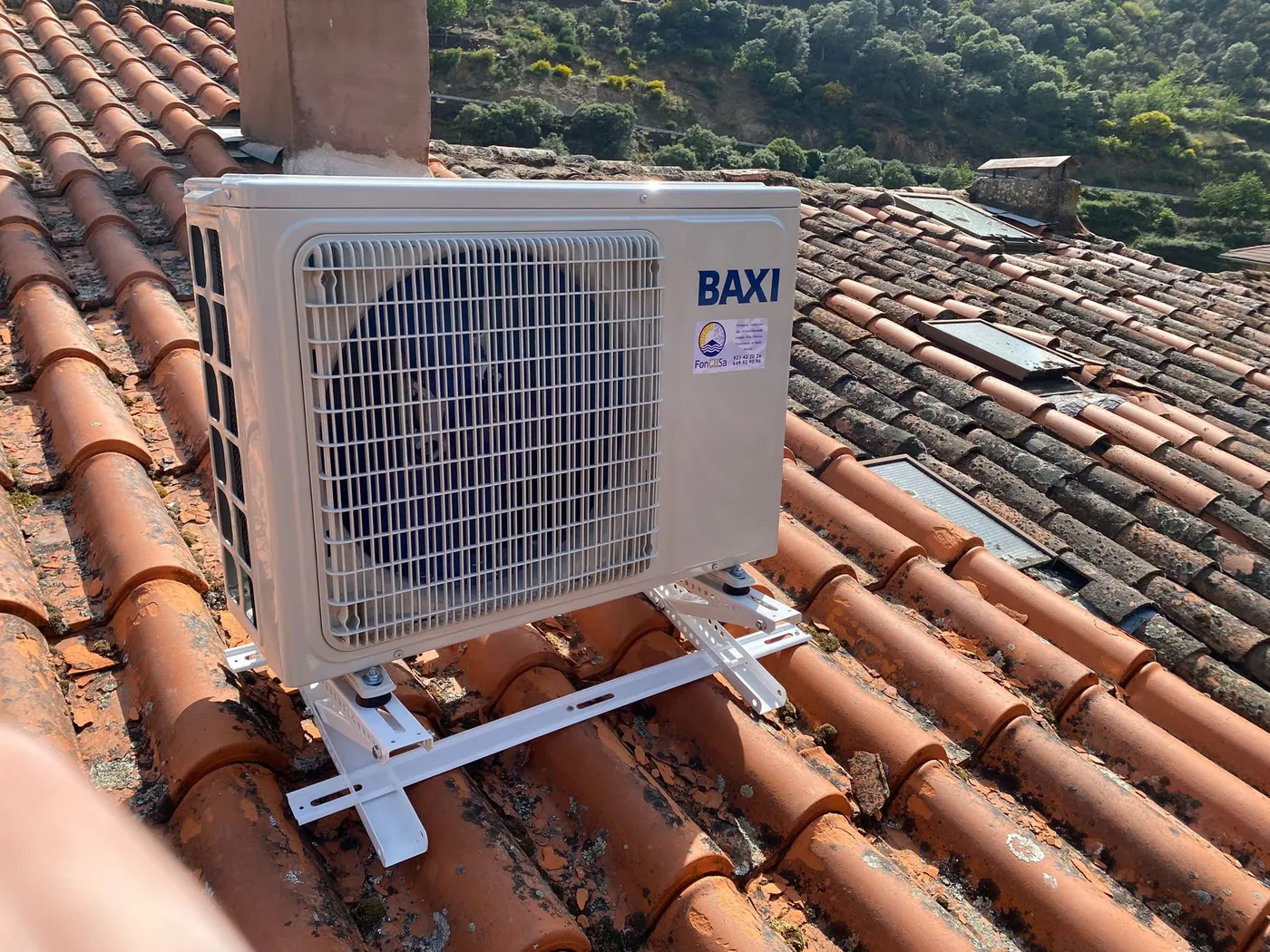 Unidad exterior de aerotermia instalada en la cubierta de un edificio