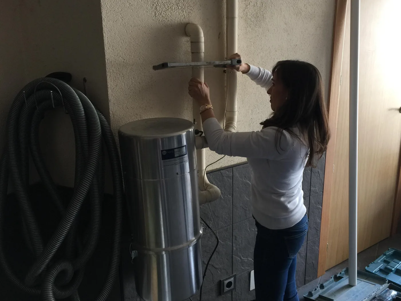 Unidad de aspiración centralizada instalada en una vivienda