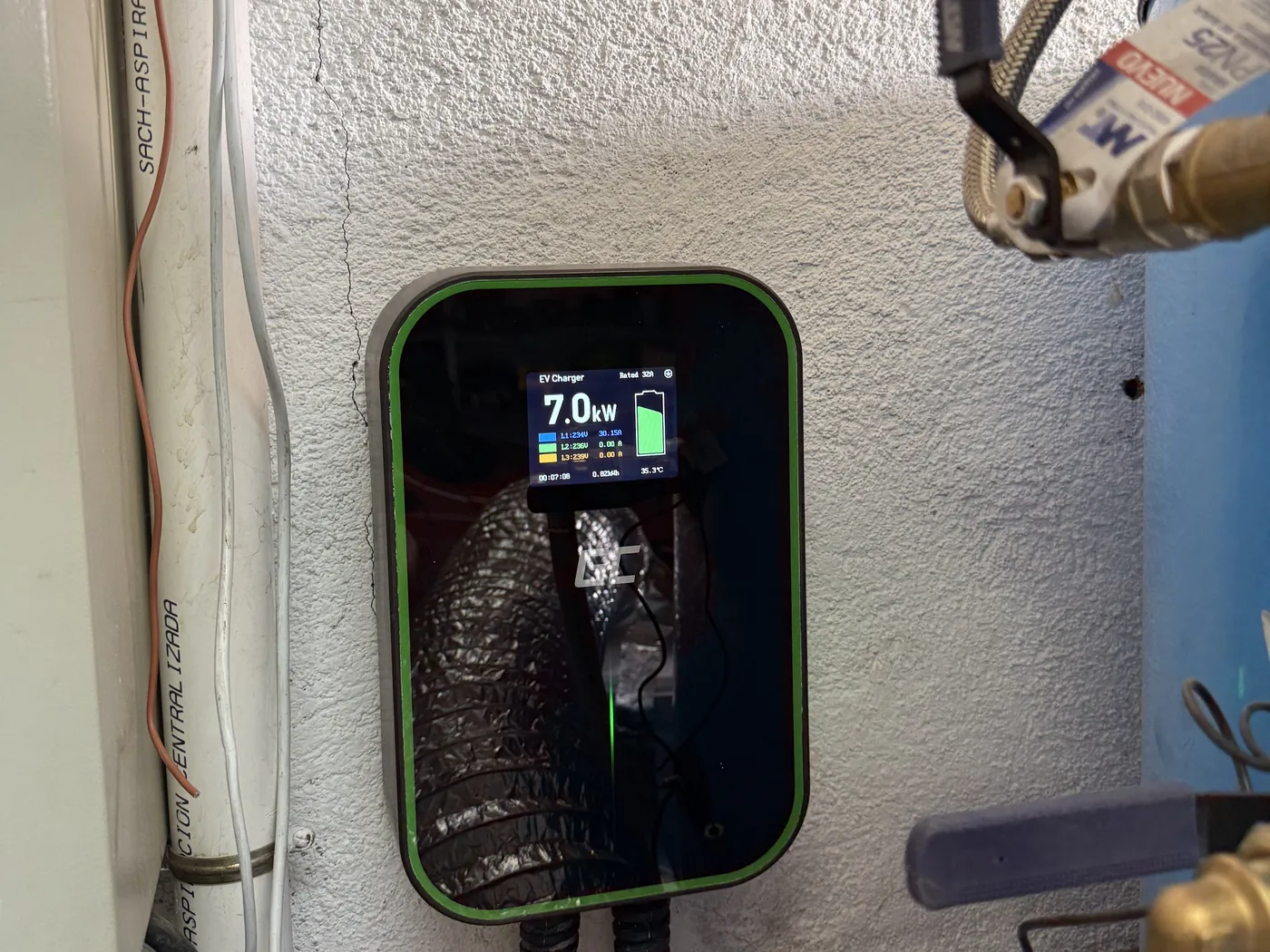 Cargador para vehículo eléctrico instalado y funcionando