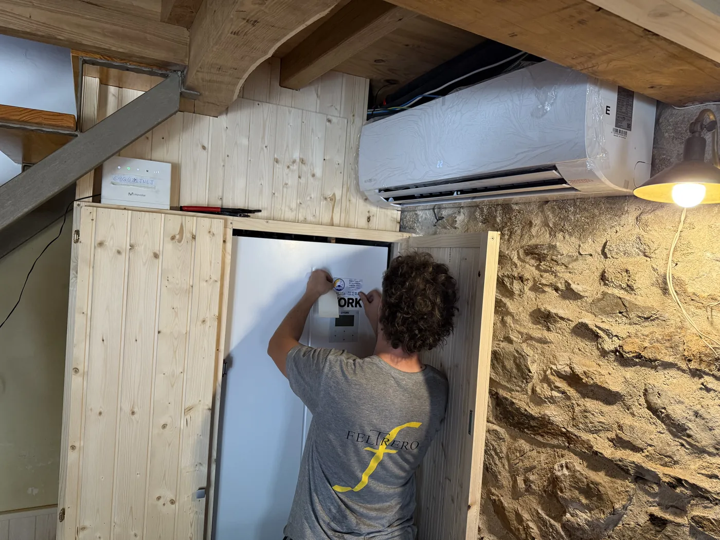 Técnico instalando una unidad interior de climatización por conductos