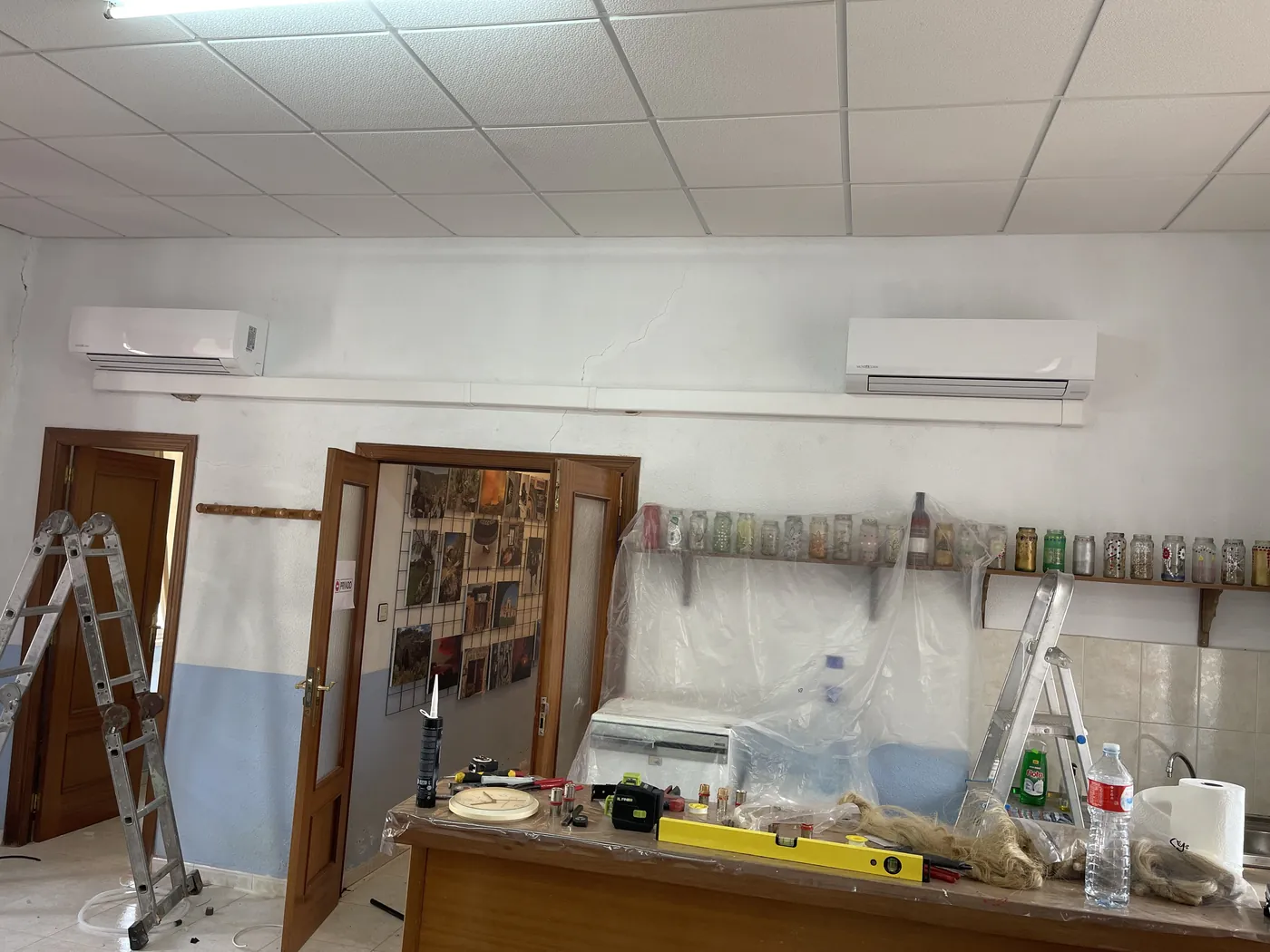 Equipos de climatización instalados en un local comercial