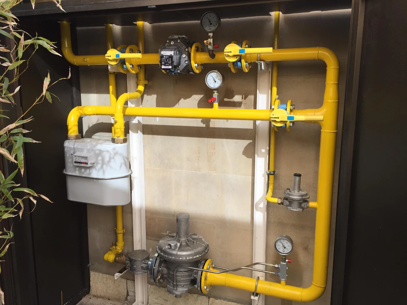 Instalación de gas con tuberías, reguladores, válvulas y equipos de medida