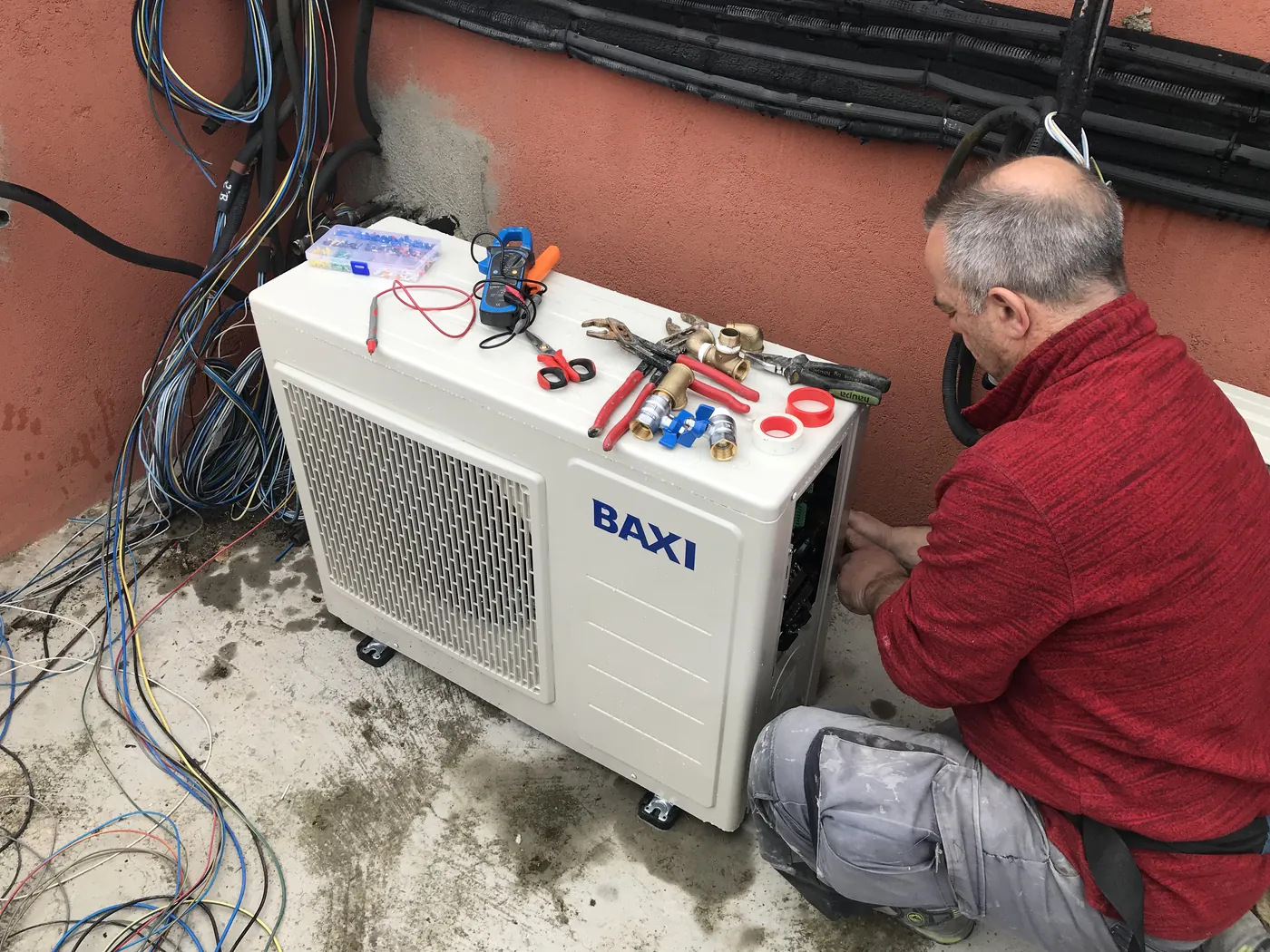 Técnico de Fonclisa realizando el mantenimiento de una bomba de calor