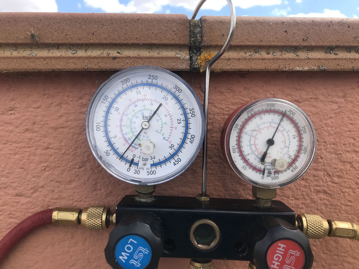 Comprobación de presiones en un equipo de climatización