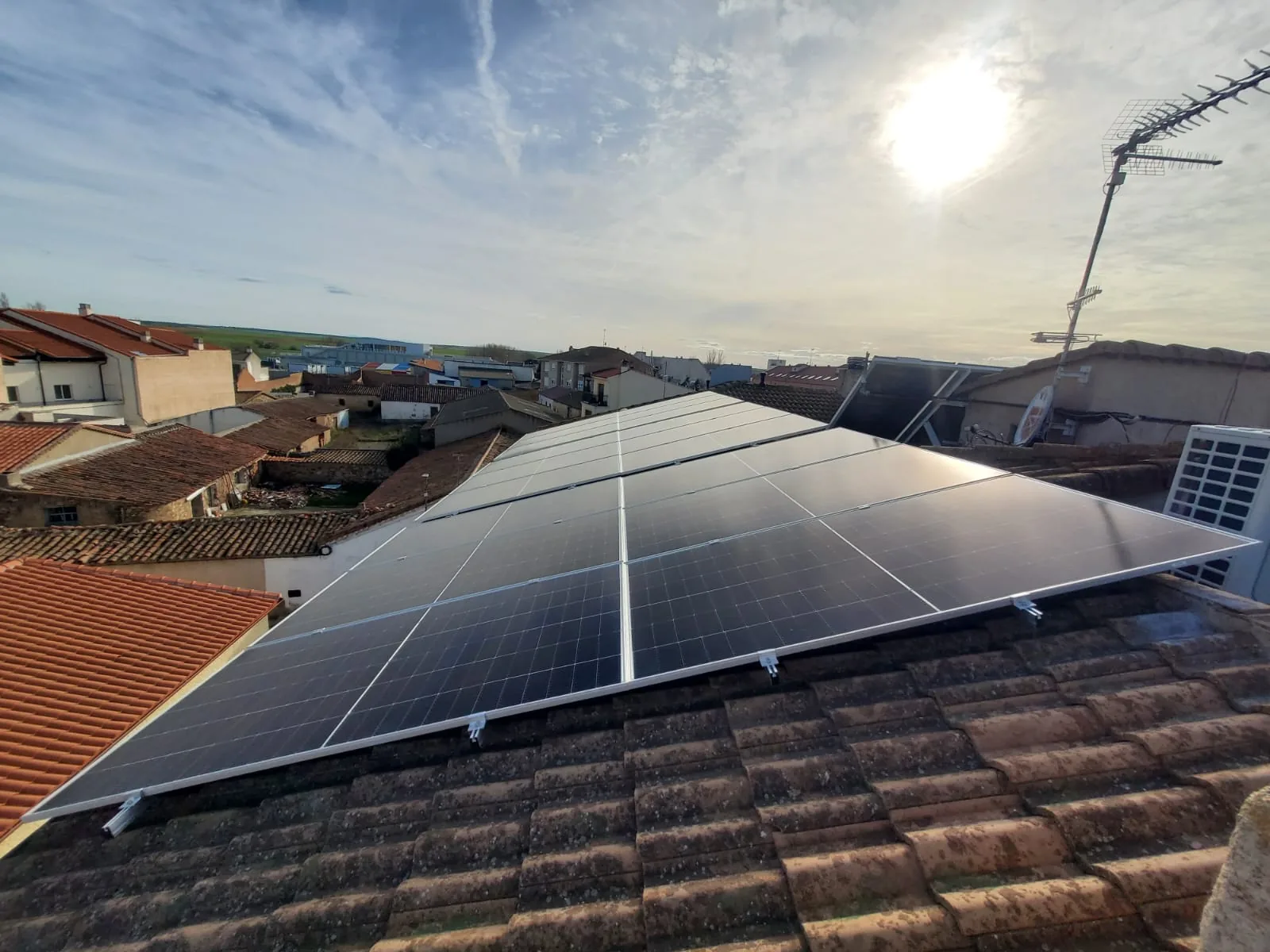 Instalación fotovoltaica sobre una cubierta urbana