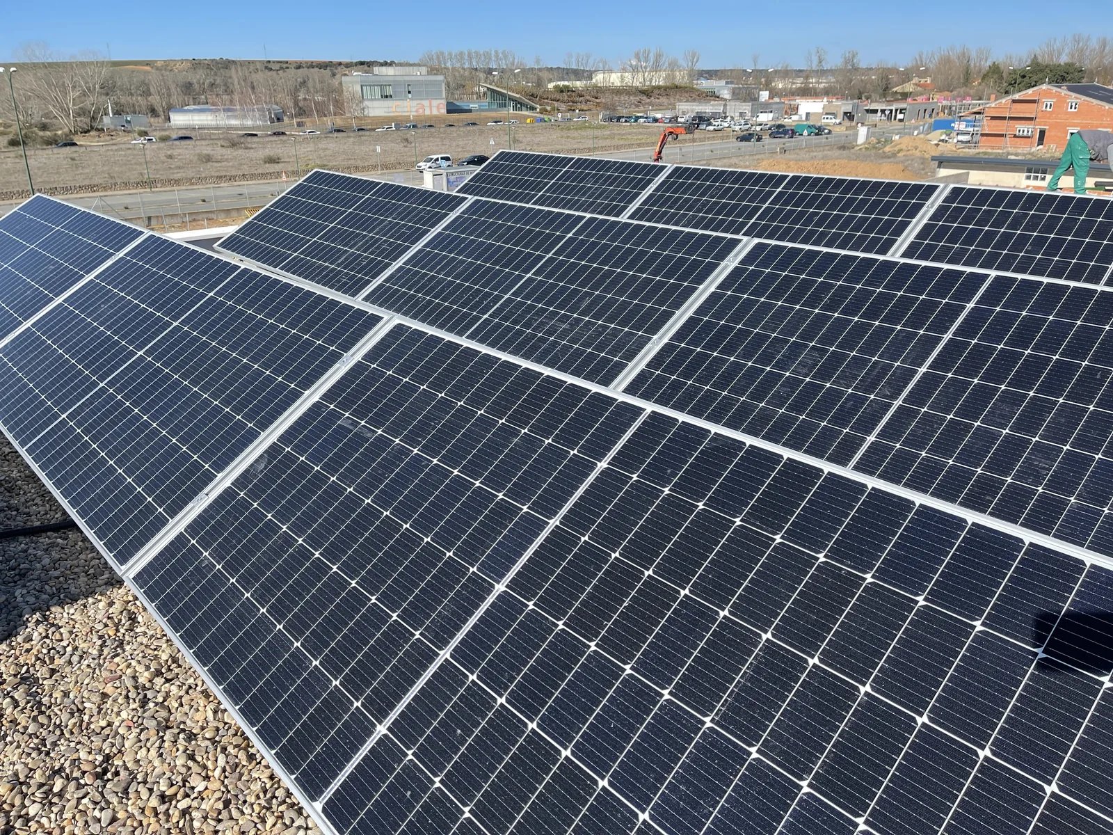 Paneles fotovoltaicos instalados sobre una cubierta plana