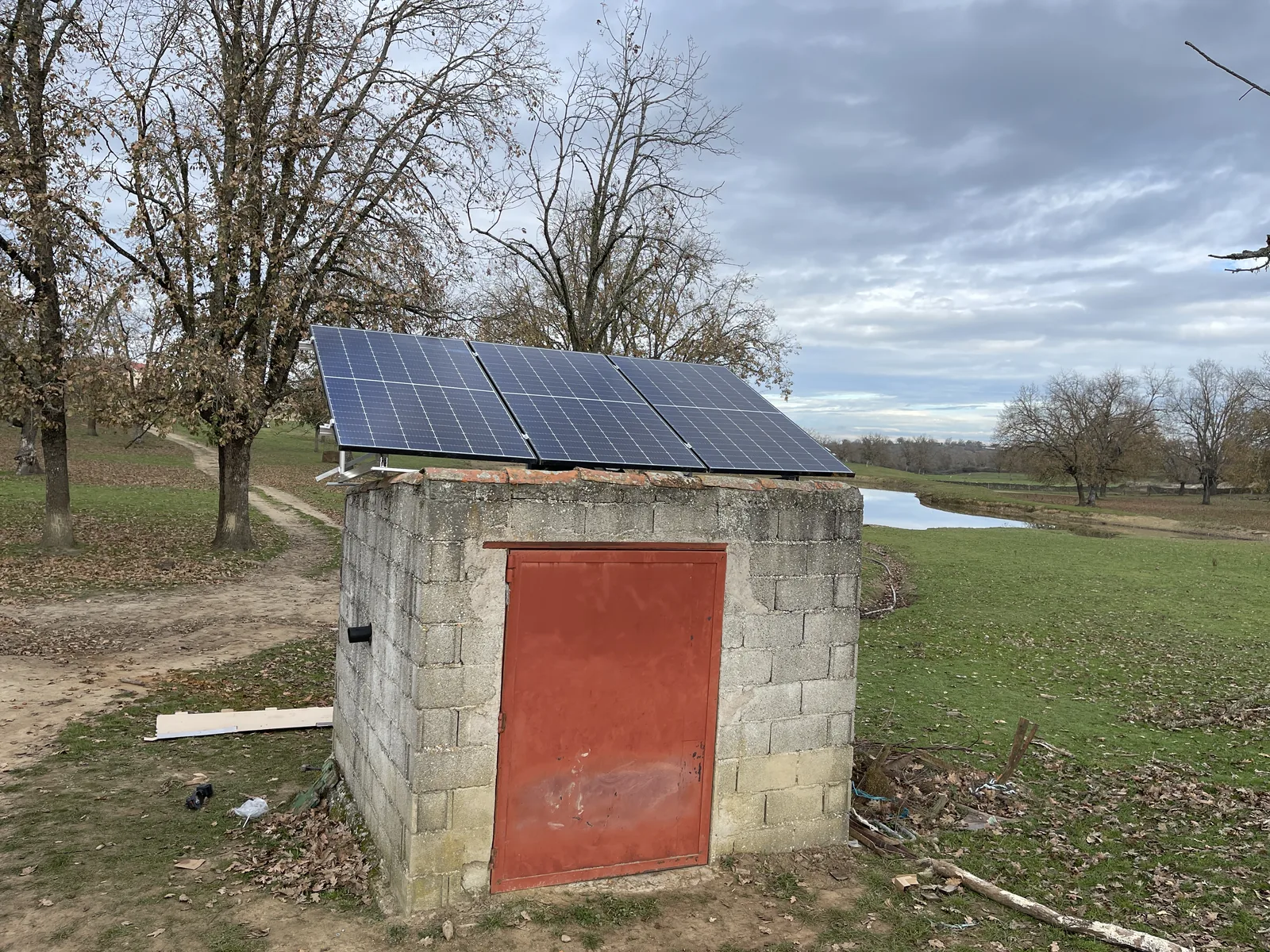 Paneles fotovoltaicos para un sistema de bombeo solar ganadero
