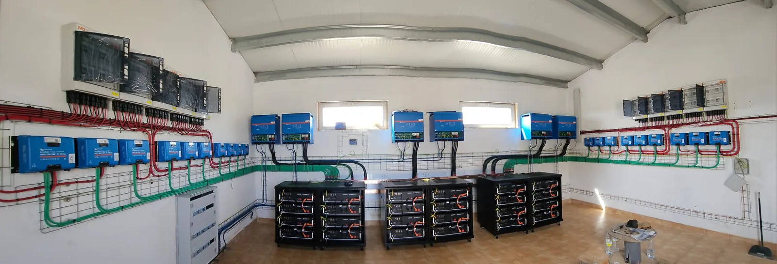 Sala técnica de una instalación fotovoltaica con inversores y baterías