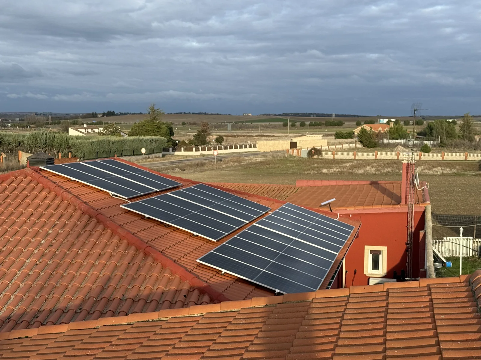 Paneles solares sobre una vivienda en un entorno rural