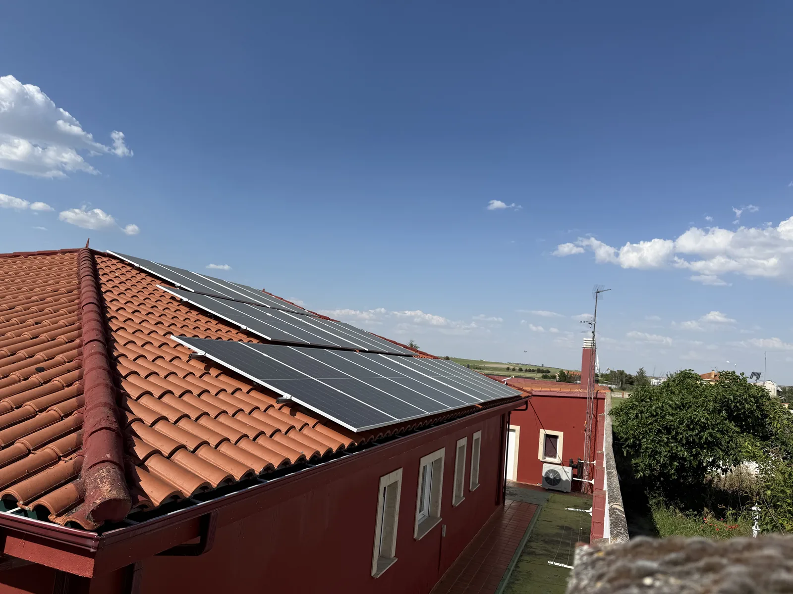 Paneles solares fotovoltaicos instalados sobre una vivienda